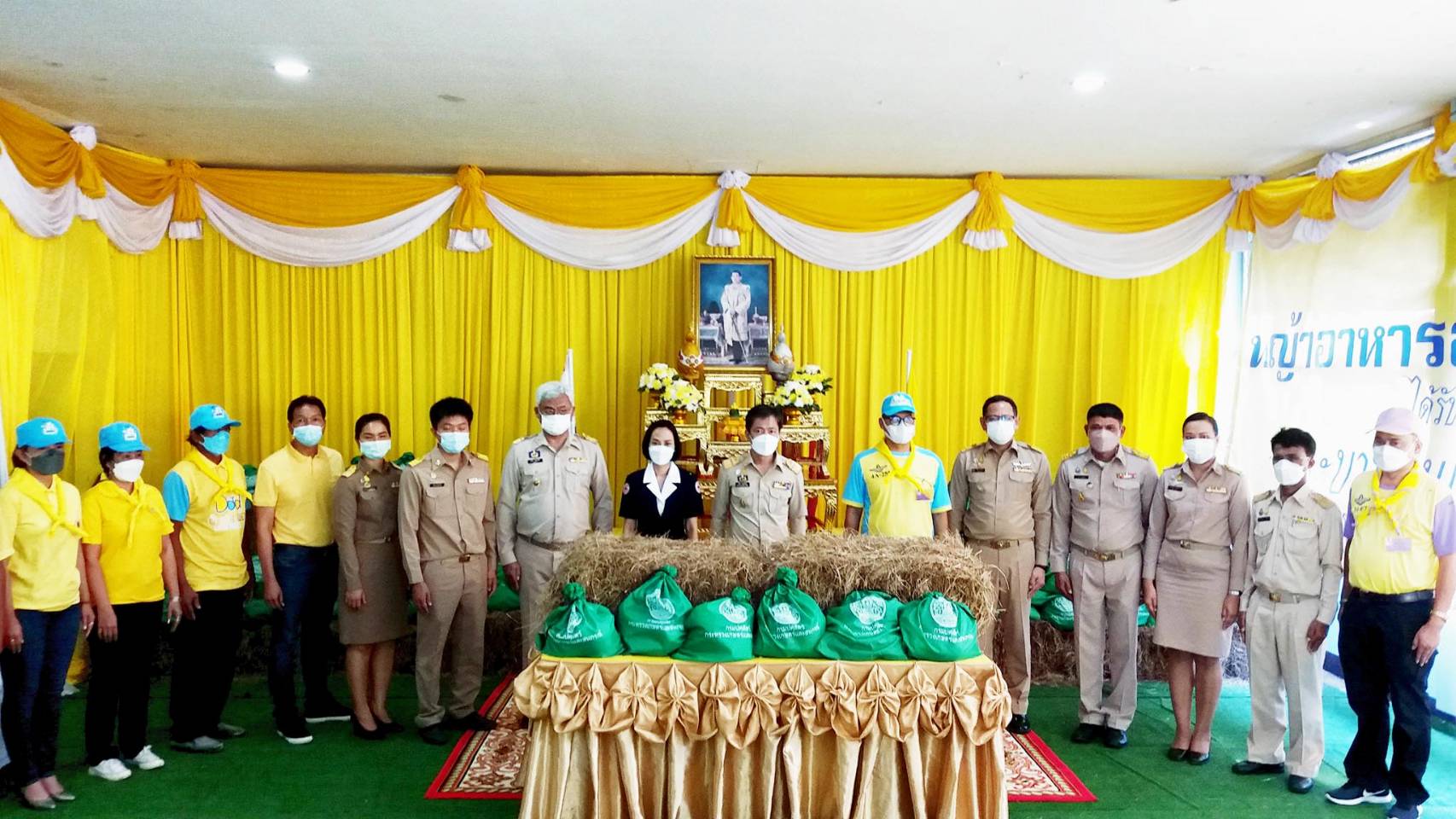 ในหลวงพระราชทานหญ้าอาหารสัตว์ 10,000 กก.  ให้เกษตรกรผู้ประสบอุทกภัยใน จ.ประจวบฯ