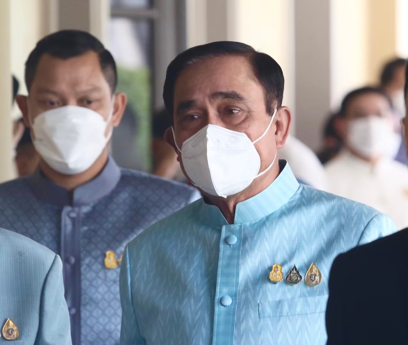 "บิ๊กตู่" ปรามพรรคร่วมกลาง ครม.ขอให้เบาๆกัน พักรบช่วงเอเปก ยันไม่ได้ทะเลาะ "บิ๊กป้อม" ลั่นความเป็นพี่น้องเลิกไม่ได้