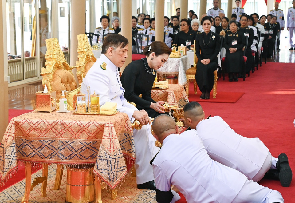 "ในหลวง-พระราชินี" เสร็จฯพระราชทานเพลิงศพ "ท่านผู้หญิงพันธุ์สวลี  กิติยากร" 