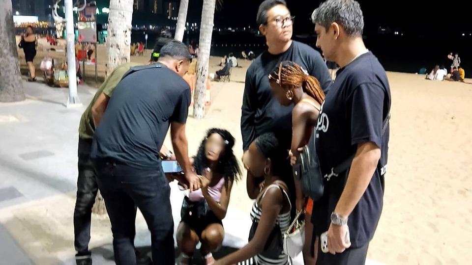ตร.ท่องเที่ยวพัทยา จับ 16 สาวต่างชาติค้าประเวณีกลางชายหาดชื่อดัง