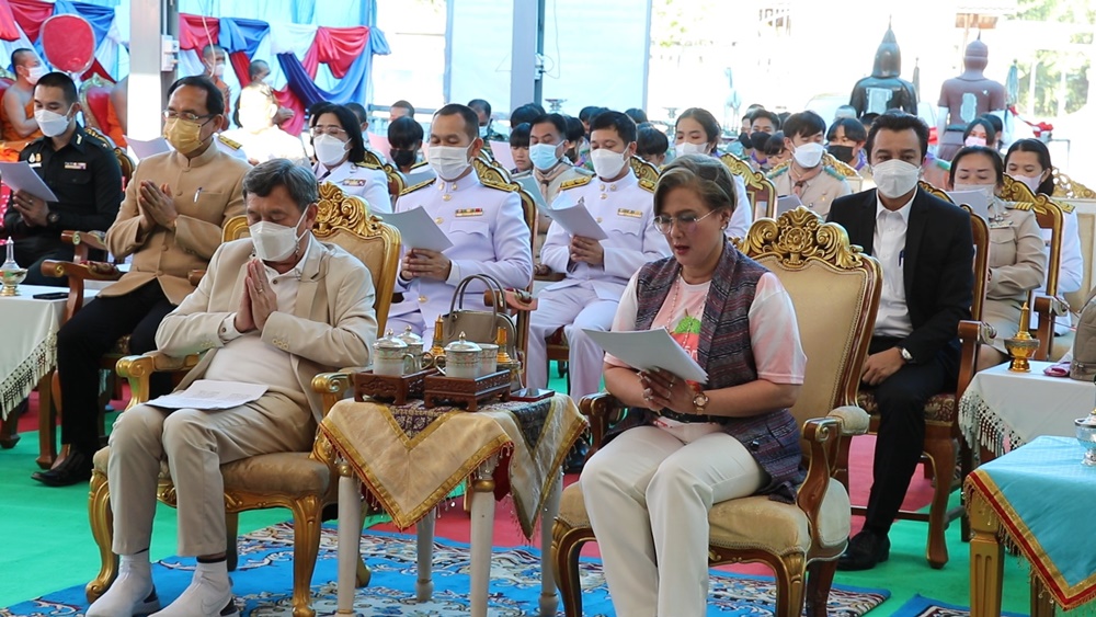 "หม่อมหลวงสราลี กิติยากร" นำชุด "ฉลองพระองค์ภา" เข้าพิธีสวดเจริญพระพุทธมนต์ บทสวดโพชฌังคปริตร ถวายกำลังใจขอให้ทรงหายพระอาการประชวร 
