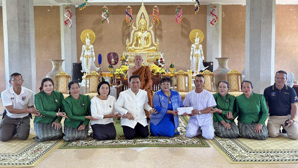 นอภ.ห้วยเม็ก นำพุทธศาสนิกชนถวายเทียนพรรษา ถวายปัจจัยไทยทาน สืบสานพระพุทธศาสนา