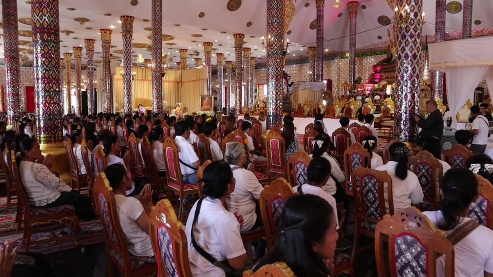 ศิลปินหมอลำดังรวมใจอาลัย กราบสรีระสังขาร “หลวงพ่อเจริญ” ครูภูมิปัญญาแห่งแผ่นดิน