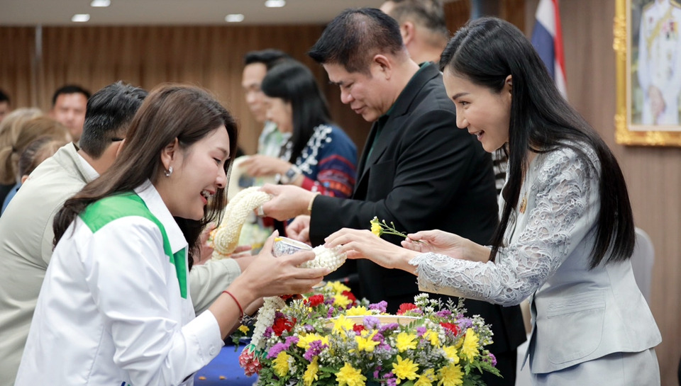 สส.กล้าธรรม รวมพลังรดน้ำดำหัว “ธรรมนัส-นฤมล” ย้ำแม้ไม่เป็นรัฐบาลยังเดินหน้าทำงาน