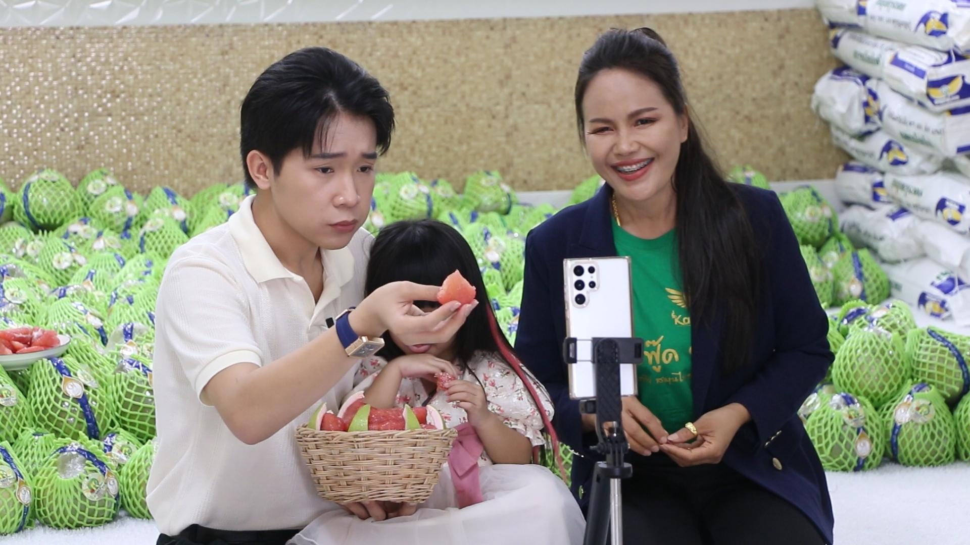 ผู้ใหญ่บ้านฟินแลนด์จับมือเกษตรฟู๊ดไลฟ์สดขายส้มโอทับทิมสยามวันเดียวขายได้แสนลูก