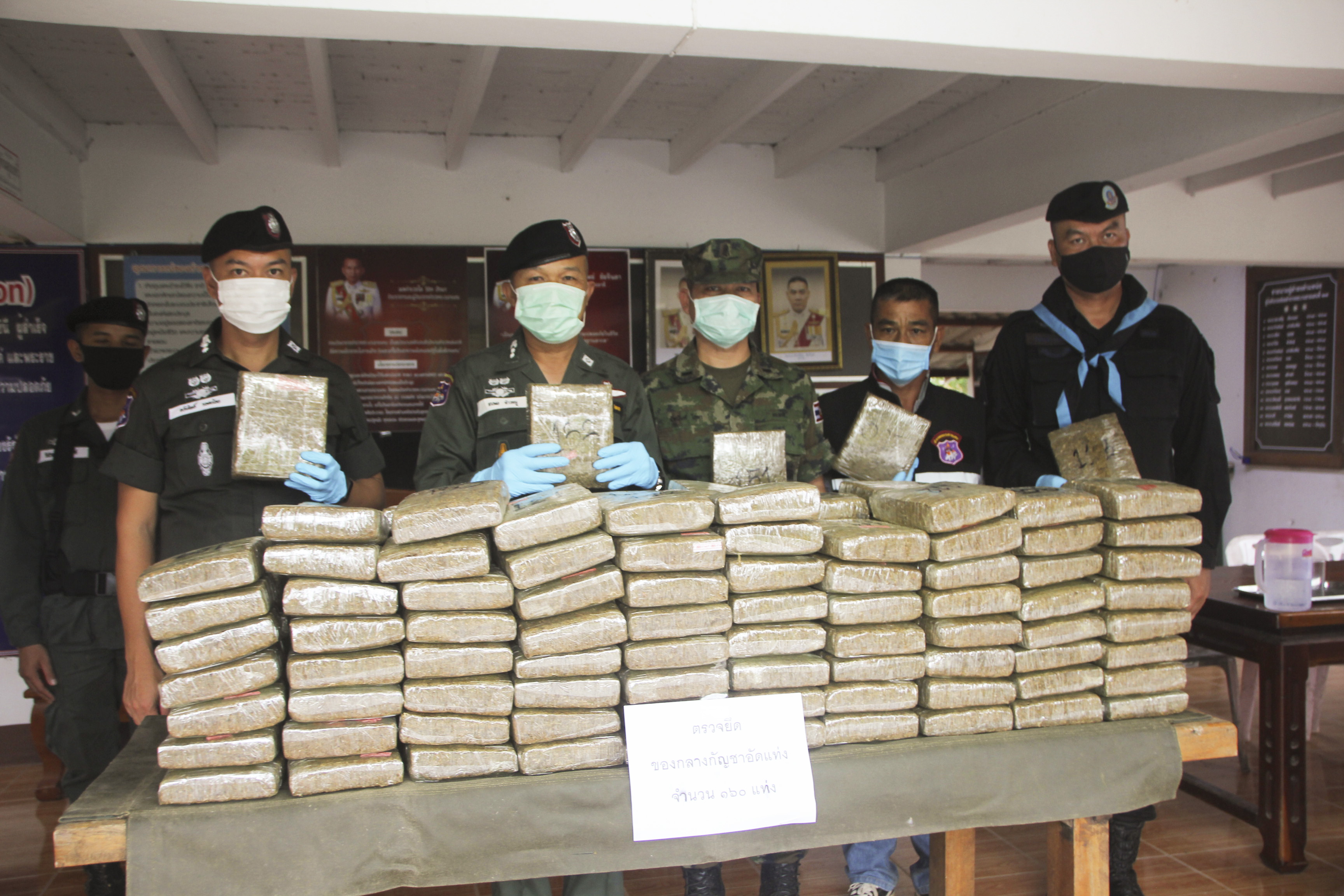 จับกัญชาเกือบ 200 กิโล ลอบขนช่วงพายุโนอึล ซุกริมทาง