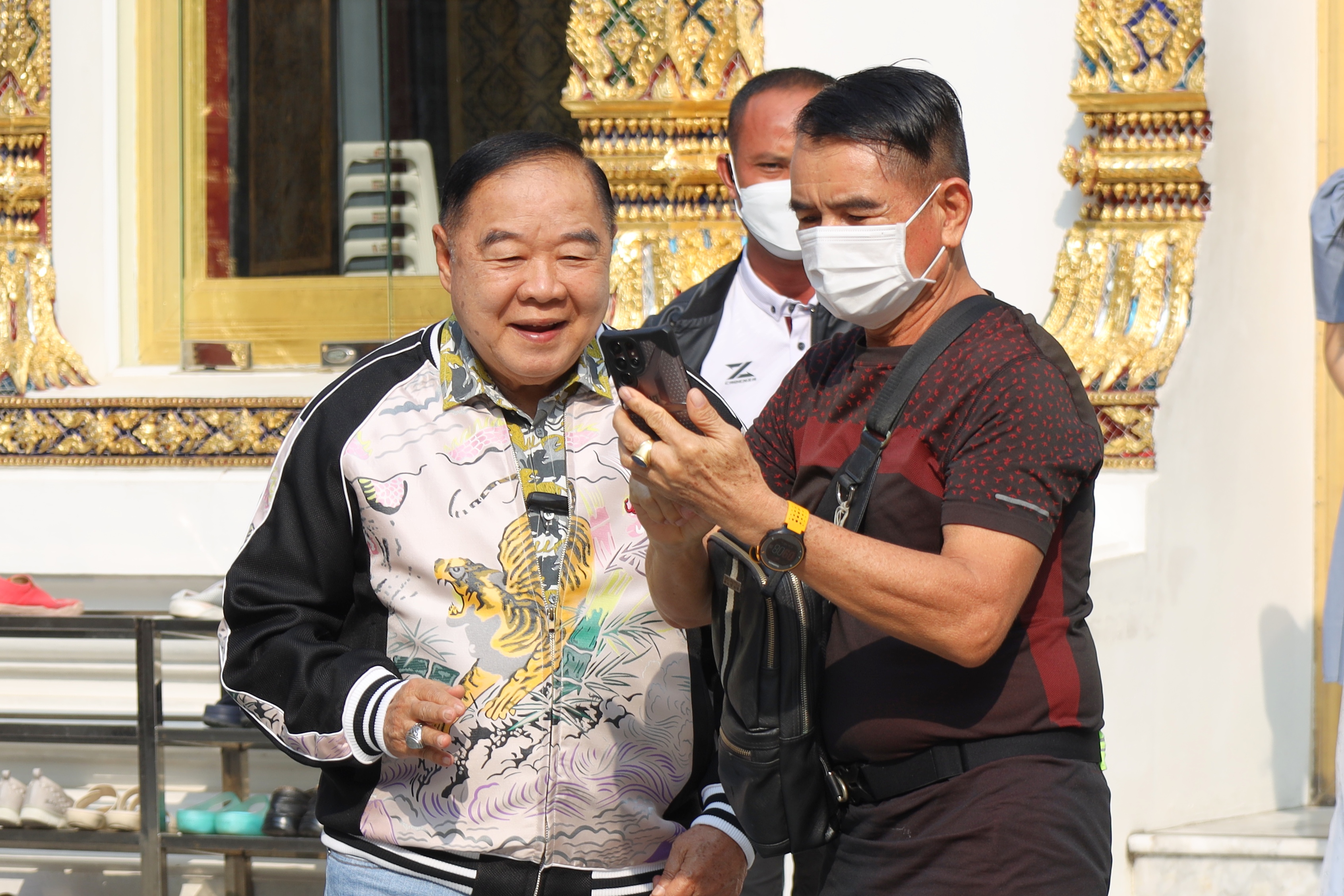 "ลุงป้อม" ทำบุญวัดชนะสงคราม วันมาฆะฯ  แวะกินปาท่องโก๋เจ้าดังย่านบางลำพู คนเชียร์นั่ง "นายกฯ" 