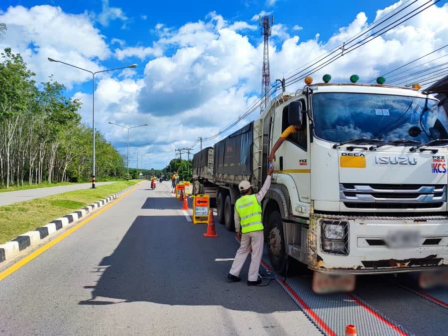 แขวงทางหลวงชนบทตรัง ตั้งด่านตรวจสอบ-คุมน้ำหนักรถบรรทุก ป้องกันผิวถนนและสะพานชำรุดเสียหาย