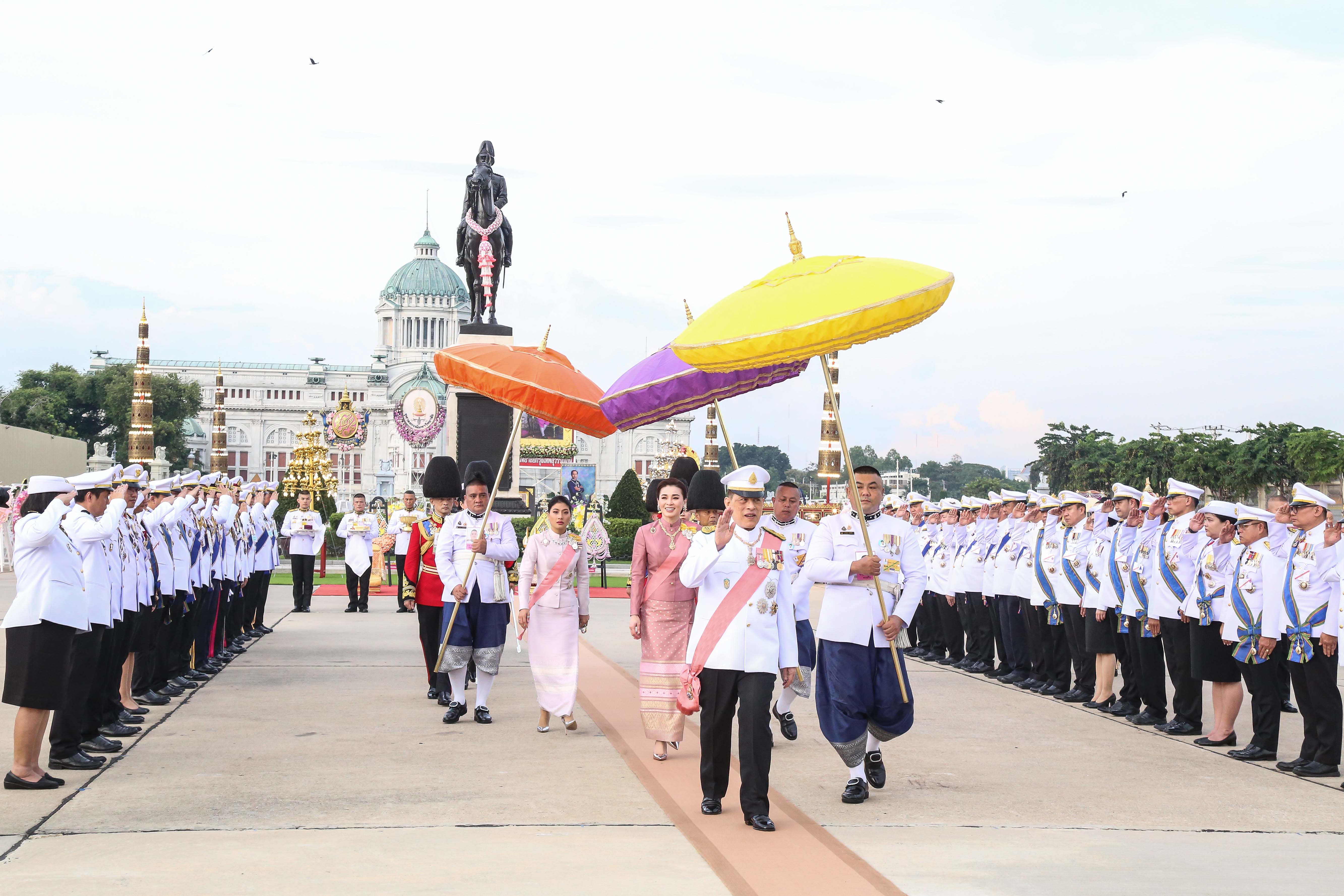 "ในหลวง-พระราชินี" ทรงวางพวงมาลาพระบรมราชานุสรณ์ รัชกาลที่ 5 เนื่องในวันปิยมหาราช