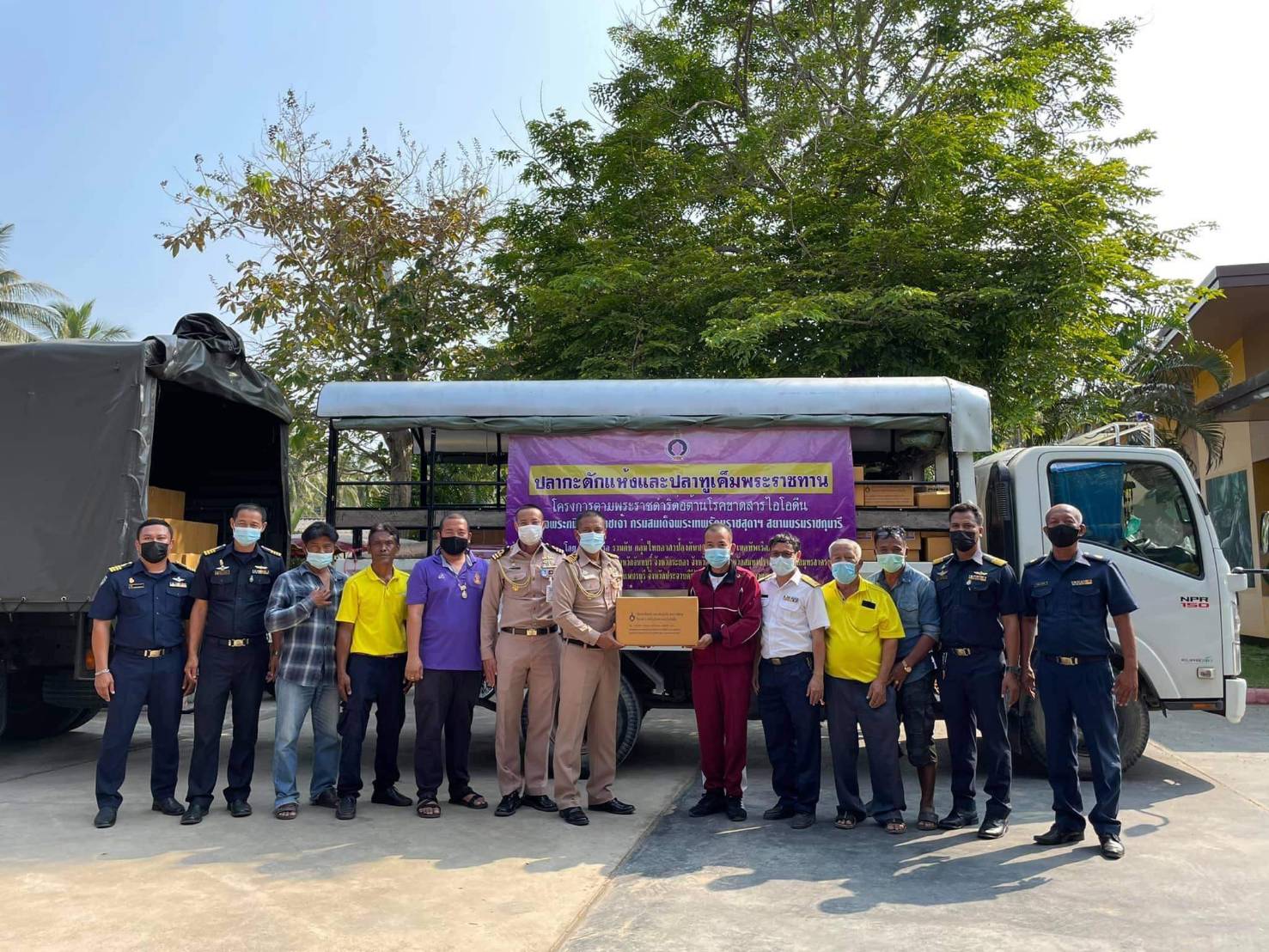 นายกสมาคมชาวประมงบางสะพานร่วมส่งมอบปลากะตักแห้ง โครงการพระราชดําริ ต่อต้านขาดสารไอโอดีน ให้ผู้แทนกองทัพเรือ