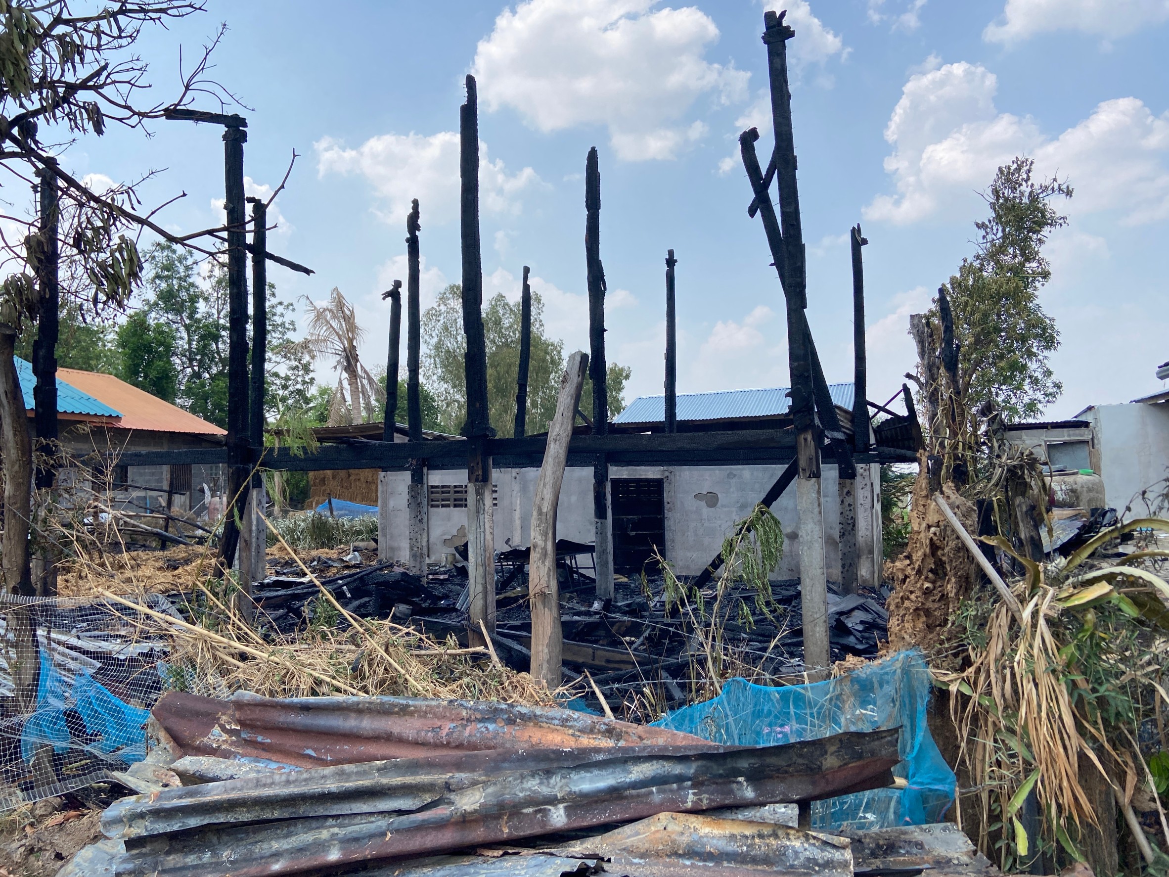 บุรีรัมย์ไฟฟ้าลัดวงจร เมียเจ้าของบ้าน หวิดถูกไฟคลอกดับ ขณะหอบเอกสารหนีไฟไหม้