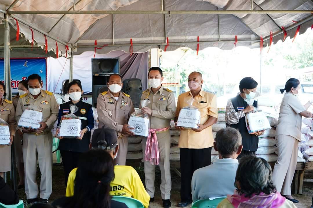 นายก อบจ.ยโสธร มอบถุงยังชีพบรรเทาความเดือดร้อนปชช.ประสบอุทกภัย อ.ป่าติ้ว