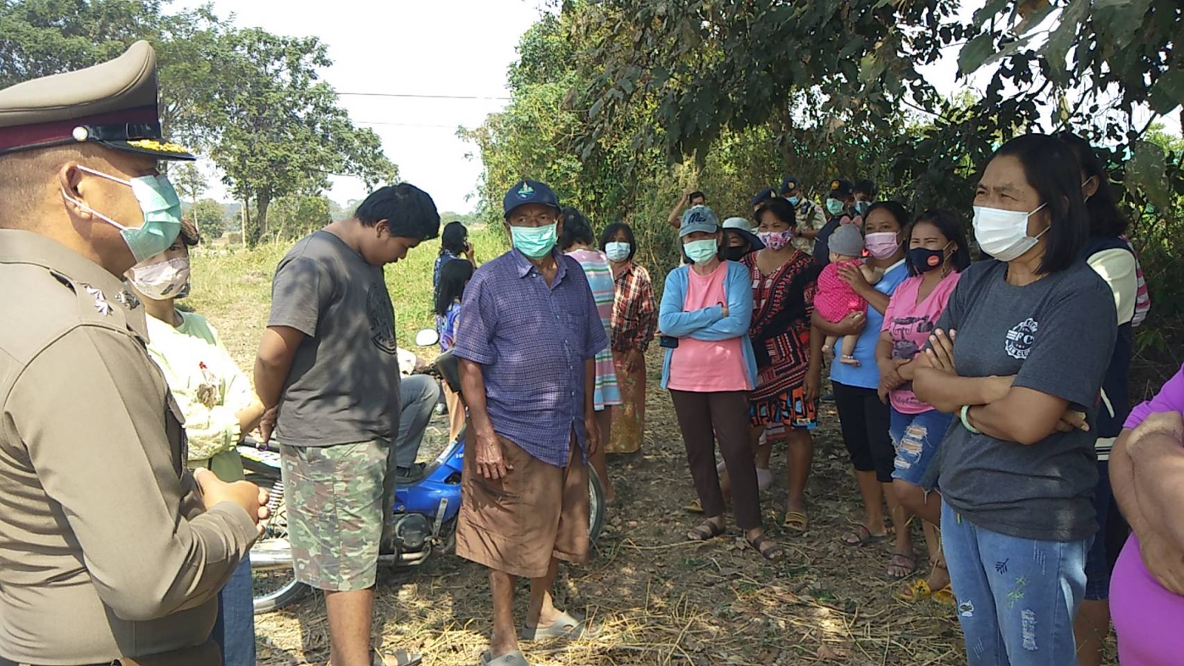  ชาวบ้านบ้านนา นครนายกรวมตัวขับไล่นายทุนเหตุโรงงานไม้หมักส่งกลิ่นเหม็นทั่วชุมชน 