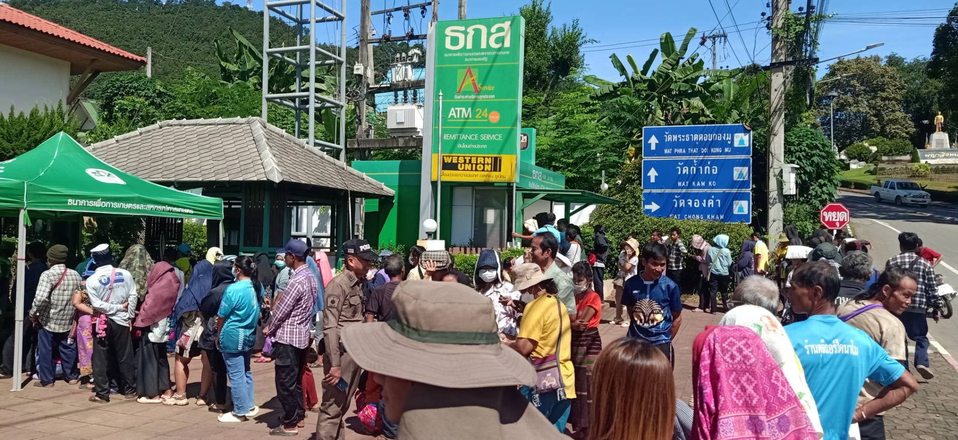 ประชาชนกลุ่มเปราะบาง ชาวไทยภูเขาใน จ.แม่ฮ่องสอน รับเงินหมื่น แห่ซื้อโทรศัพท์มือถือเกลี้ยงร้าน