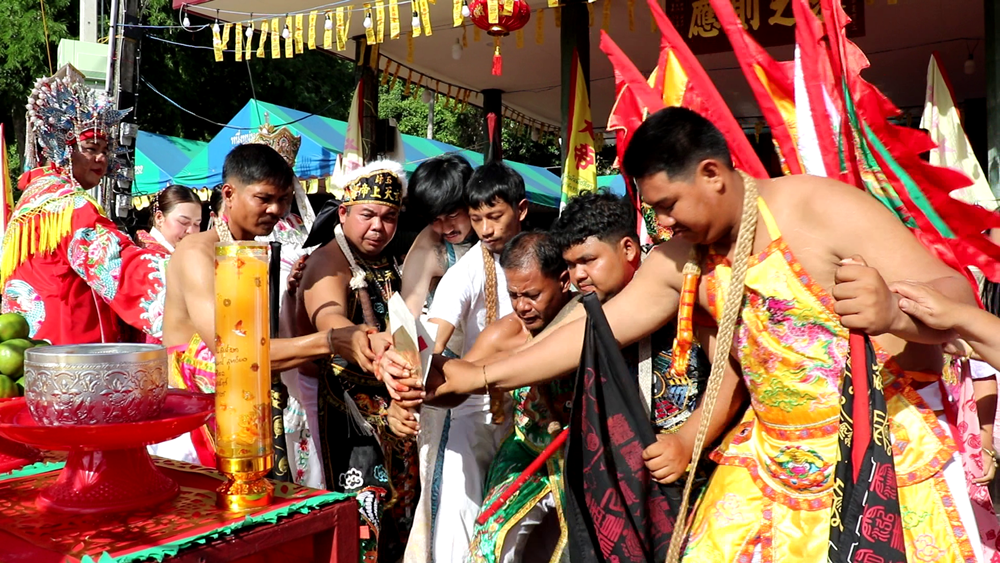 ชุมพร หมู่บ้านเก่าแก่กว่า 150 ปี สืบสานเทศกาลกินเจ รวมองค์เทพยกเสาโกเต็ง หรือเสาตะเกียง 9 ดวง