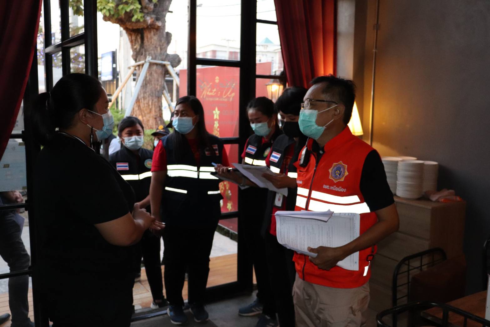 อบต.เหนือเมือง ออกตรวจเข้มสถานบริการตามมาตรการป้องกันโรคโควิด-19