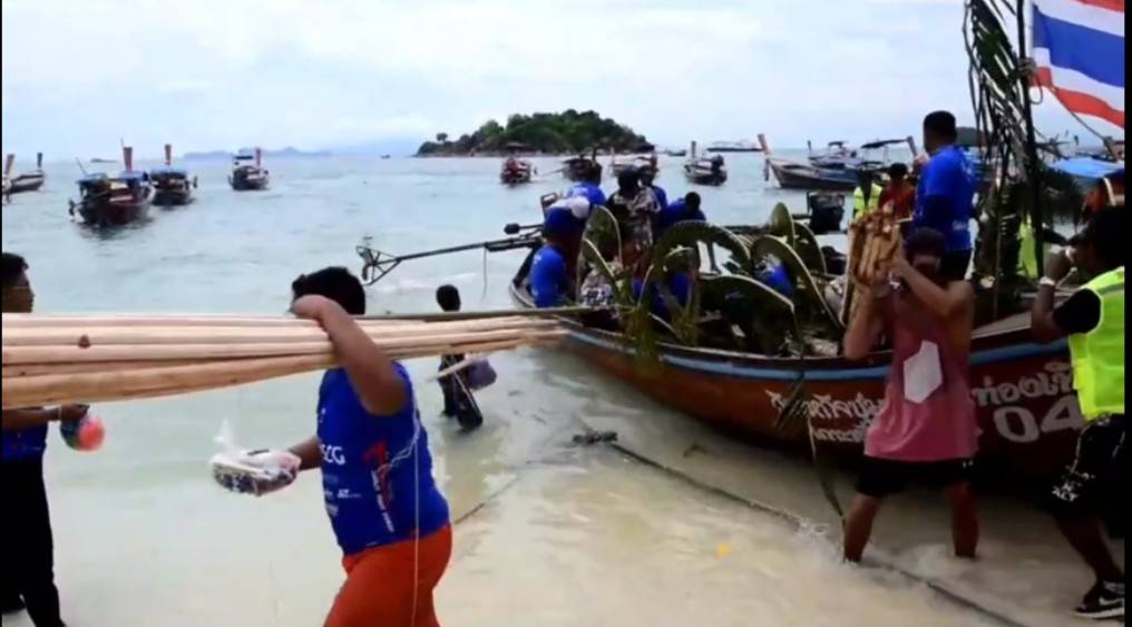 นทท.ไทย-ต่างชาติ ร่วมกิจกรรมสืบสานประเพณีลอยเรือหลีเป๊ะของชาวเลจังหวัดสตูล