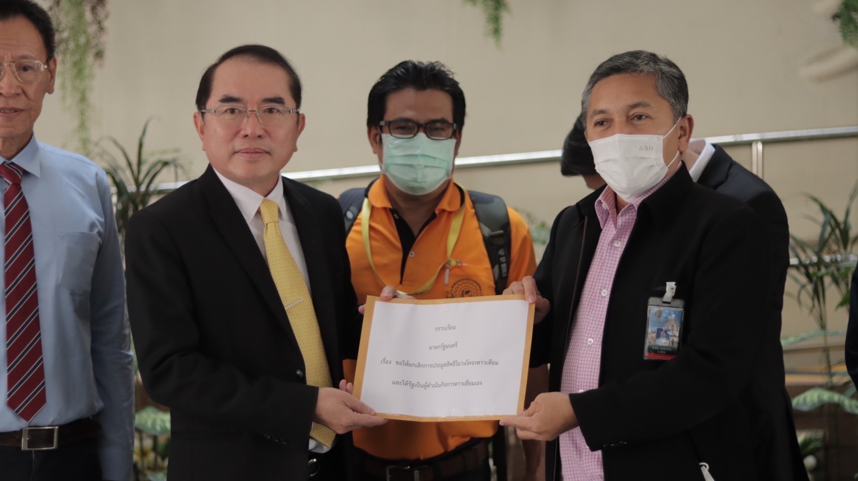 "หมอวรงค์-ไทยภักดี" ยื่นหนังสือ "บิ๊กตู่" หยุดประมูลดาวเทียม ประเคนนายทุน ชี้รัฐควรดำเนินการเอง