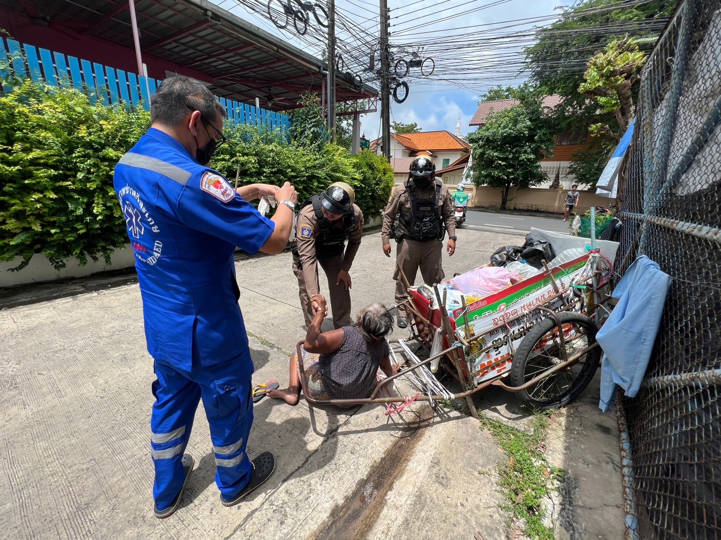 รันทด!ยายอายุ 60 ปีชาวศรีสะเกษเก็บขยะขายเป็นลมหมดสติข้างถนนหวิดโดนรถชนดับ สายตรวจและกู้ชีพช่วยนำส่งโรงพยาบาล