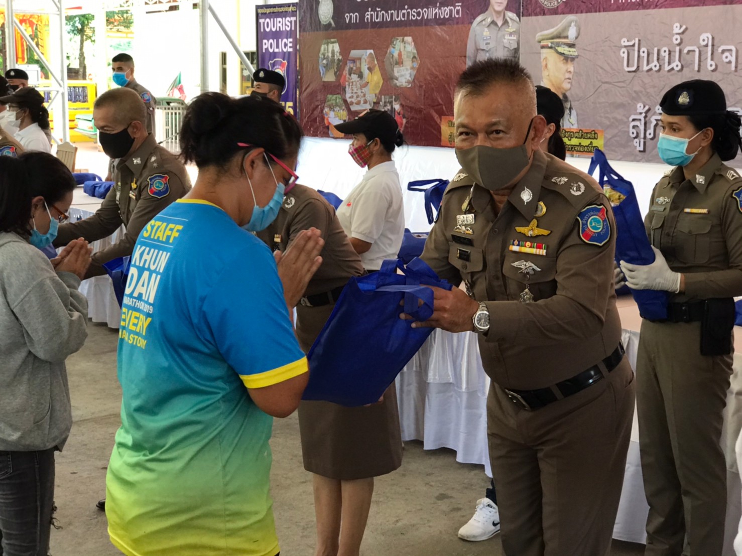 "บิ๊กอู๊ด" แจกข้าวสารอาหารแห้งบรรเทาความเดือดร้อน