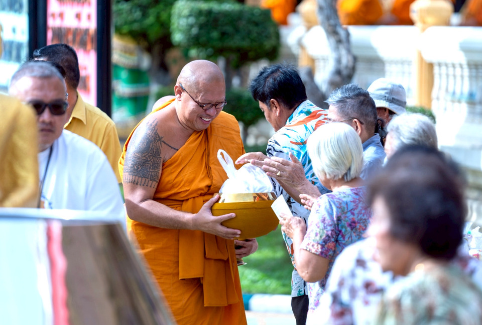 พุทธศาสนิกชนชาวนครฐม ร่วมบุญสืบสานพิธีตักบาตรเทโวโรหณะ วัดไผ่ล้อมพระอารามหลวง 