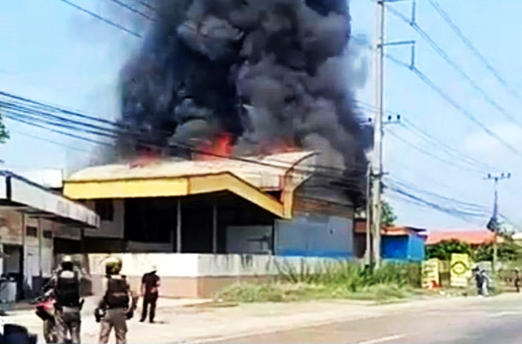 ไฟไหม้โกดังเก็บสินค้าย่านลาดหลุมแก้ว วอดทั้งหมด
