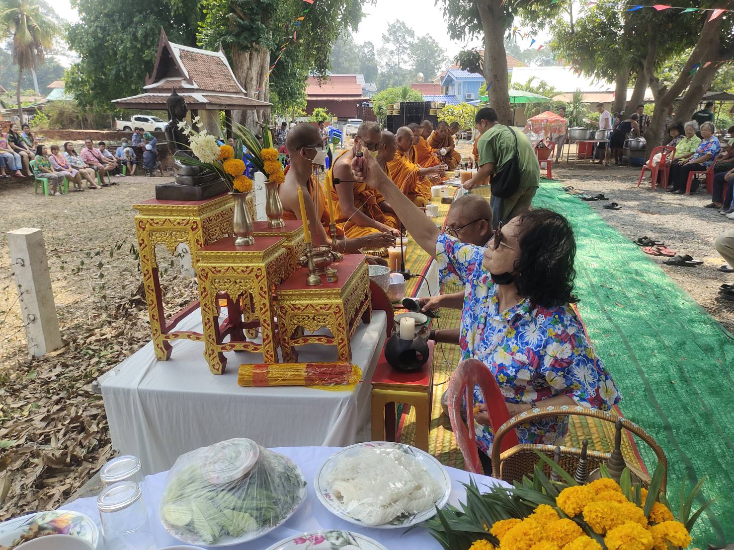 ชาวบ้านหัวเกาะ อ.สรรคบุรี ทำบุญวันครอบครัว สืบสานประเพณีไทยสงกรานต์ 
