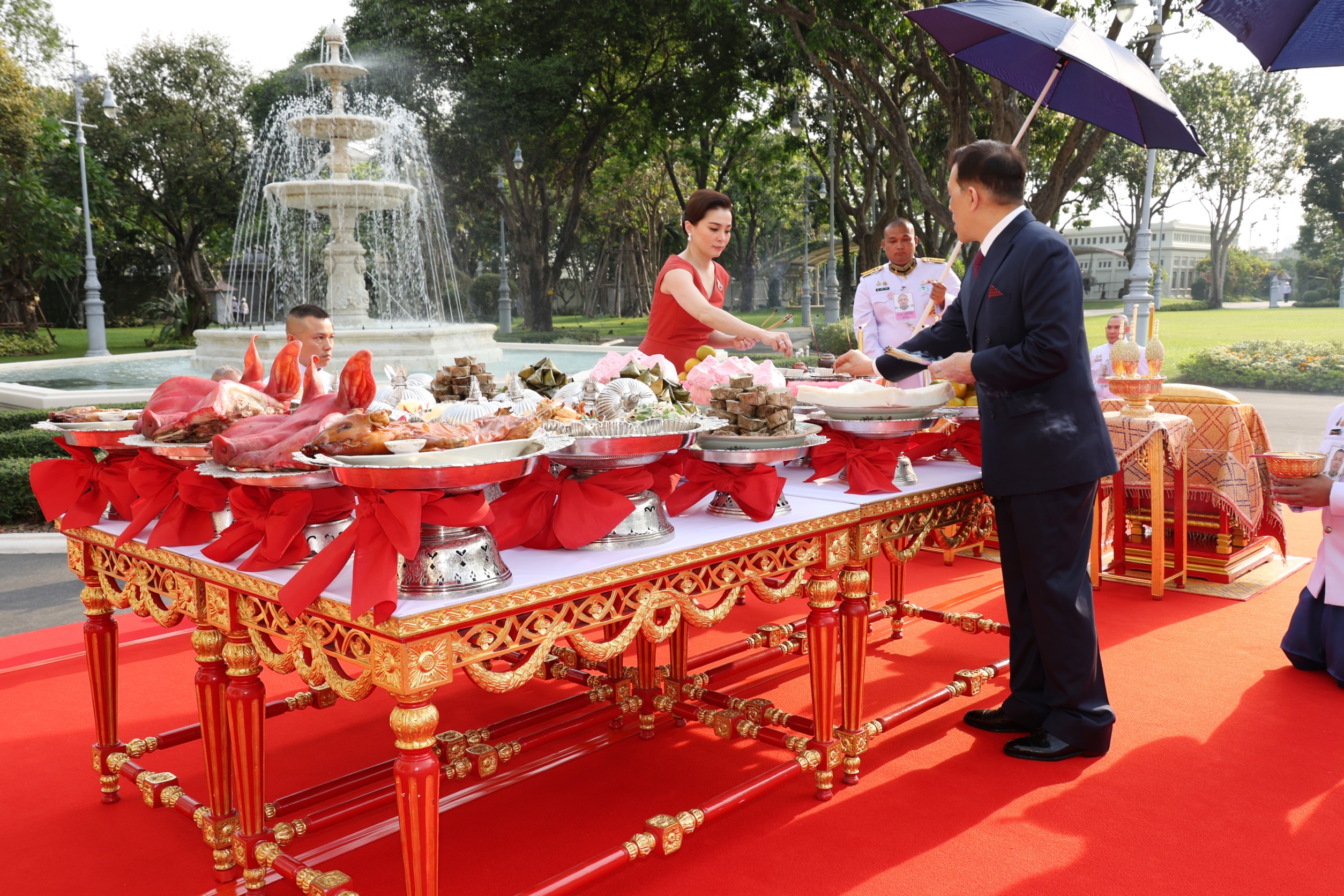 ในหลวง พระราชินี ทรงประกอบพิธีสังเวยพระป้ายในเทศกาลตรุษจีน 2568