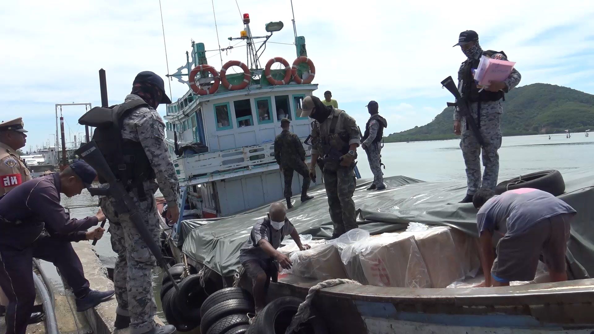 เรือหลวงแหลมสิงห์ทัพเรือภาคที่ 2 จับกุมเรือขนสินค้าผิดกฎหมาย