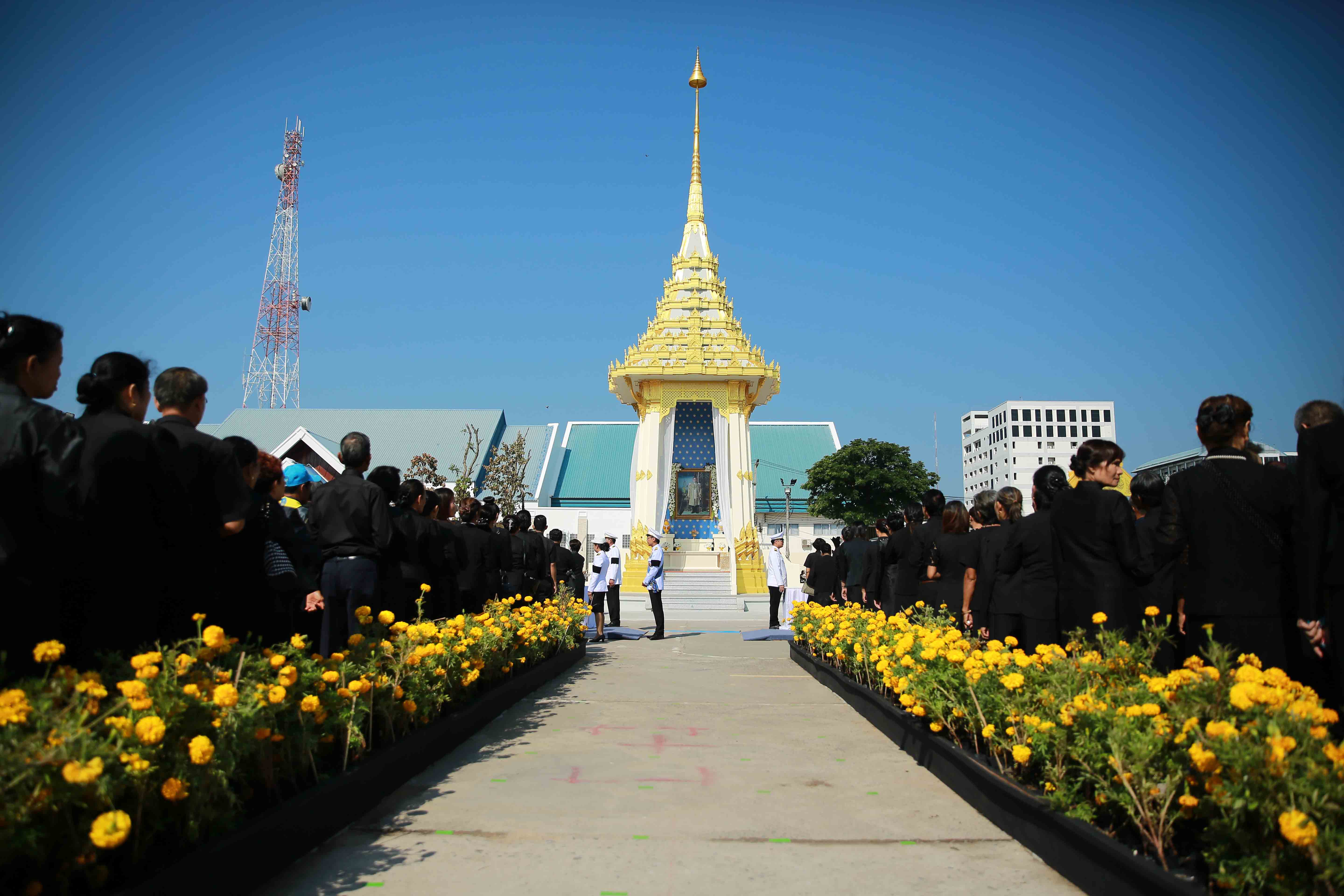 คลื่นพสกนิกรชาว"กาฬสินธุ์"หลั่งไหลส่งเสด็จสู่สวรรคาลัย