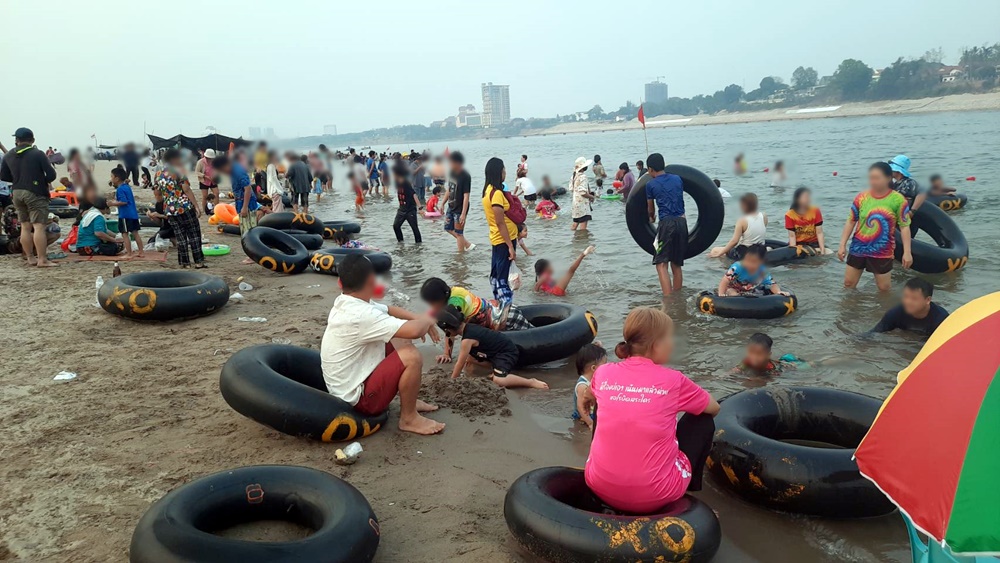 ร้อนระอุ 40 องศา!! ชาวหนองคาย-นทท.หนีร้อนลงแช่น้ำโขงช่วงเทศกาลสงกรานต์
