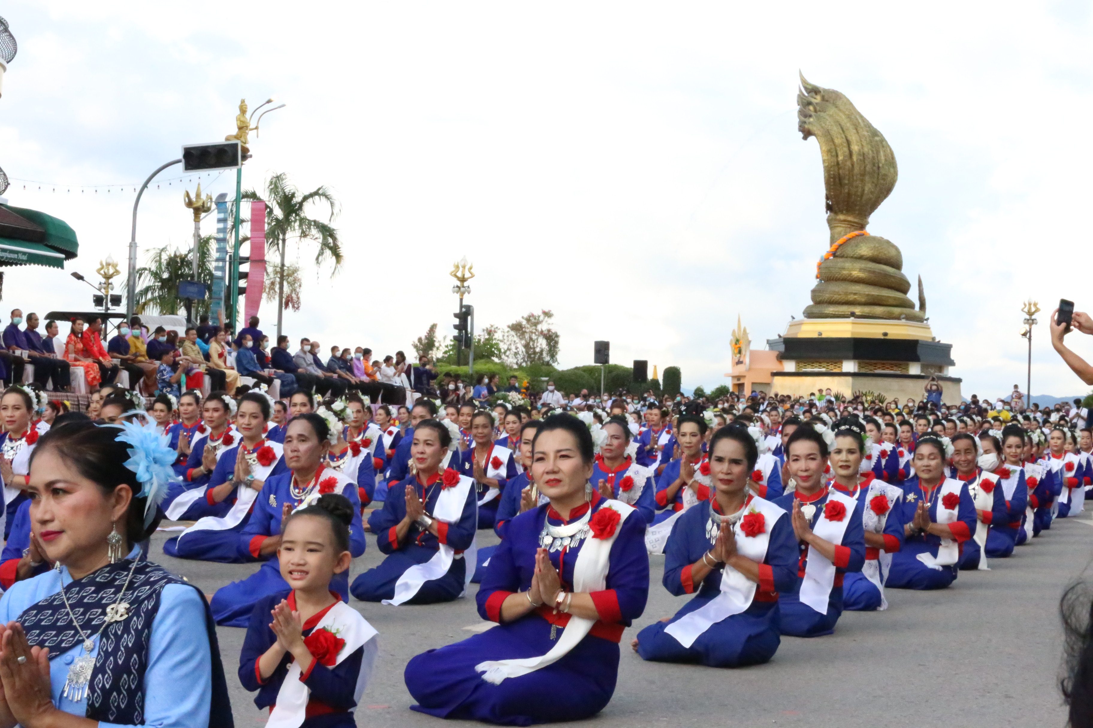 อลังการสาวงามผู้ไทเรณูนคร ร่วมรำบวงสรวงพญานาค นทท.คึกคัก