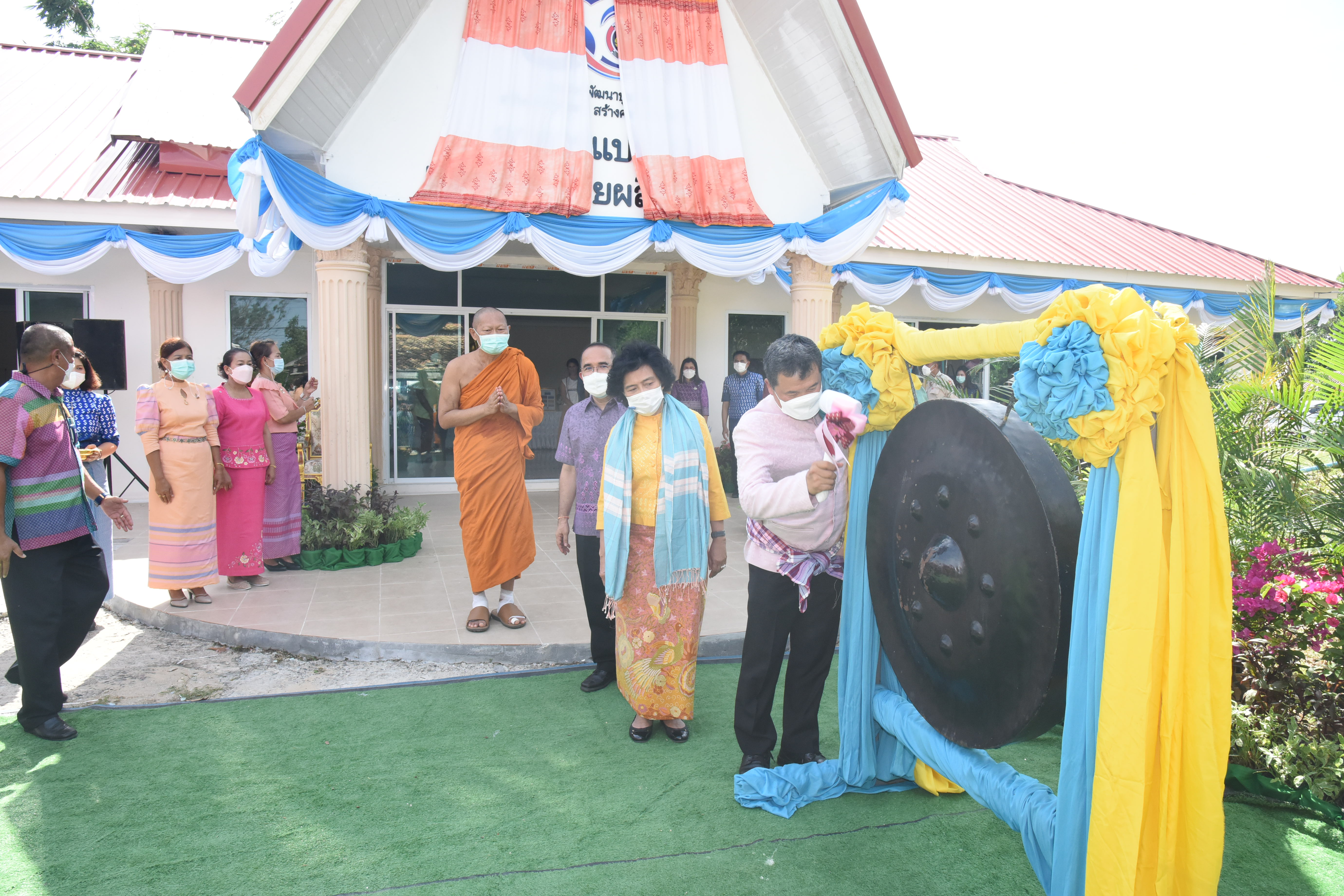  ปลัดกระทรวงมหาดไทย พร้อมด้วยนายกสมาคมแม่บ้านมหาดไทย ร่วมเปิดอาคารแปรรูปและจำหน่ายผลิตภัณฑ์ภูมิปัญญาท้องถิ่นอนุรักษ์ศิลป์ผ้าถิ่นเกาะยอ 
