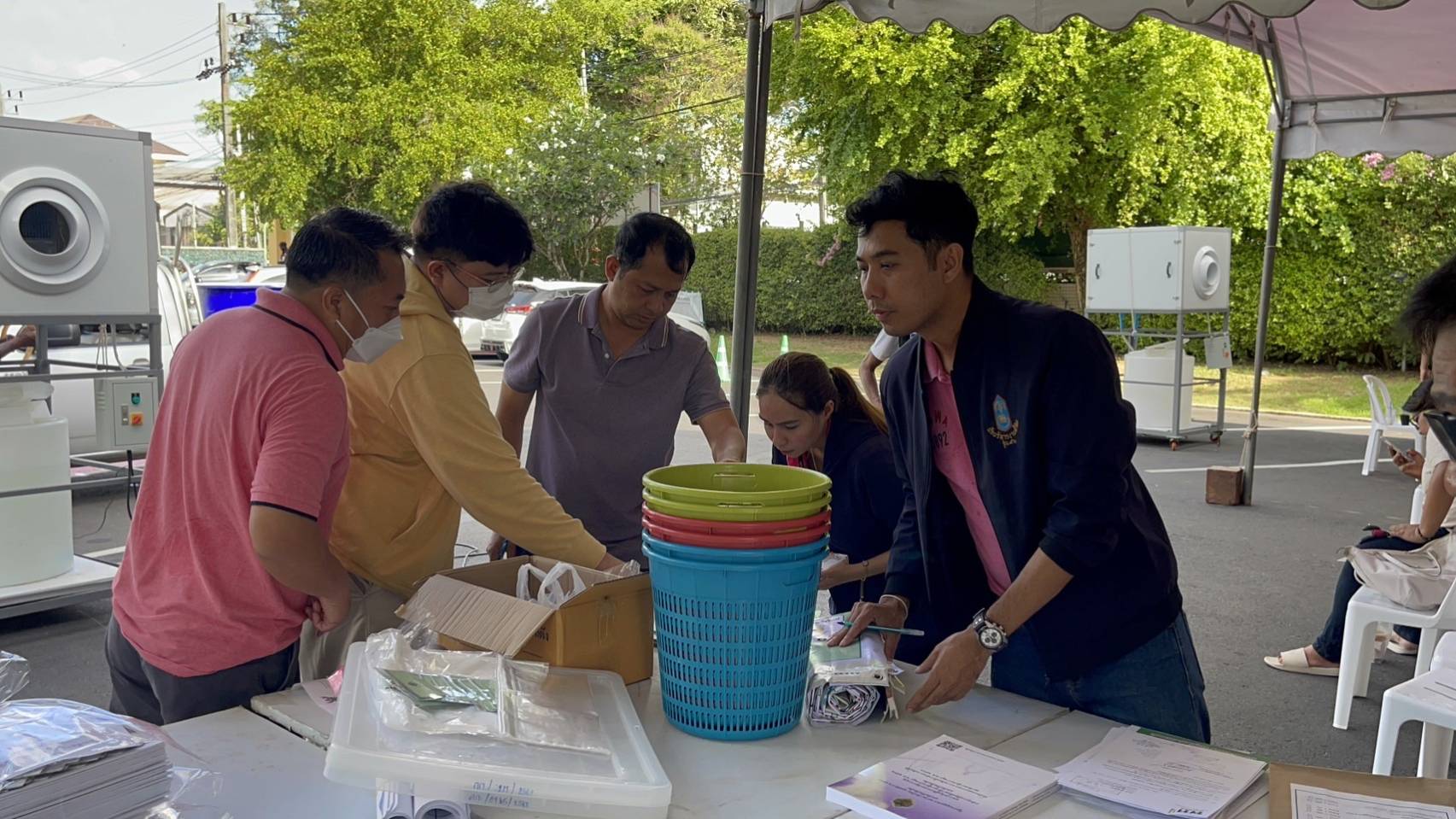 กกต.ภูเก็ตส่งมอบหีบบัตรเลือกตั้งให้คณะกรรมการหน่วยคาดปชช.มาใช้สิทธิ์เกิน 70%