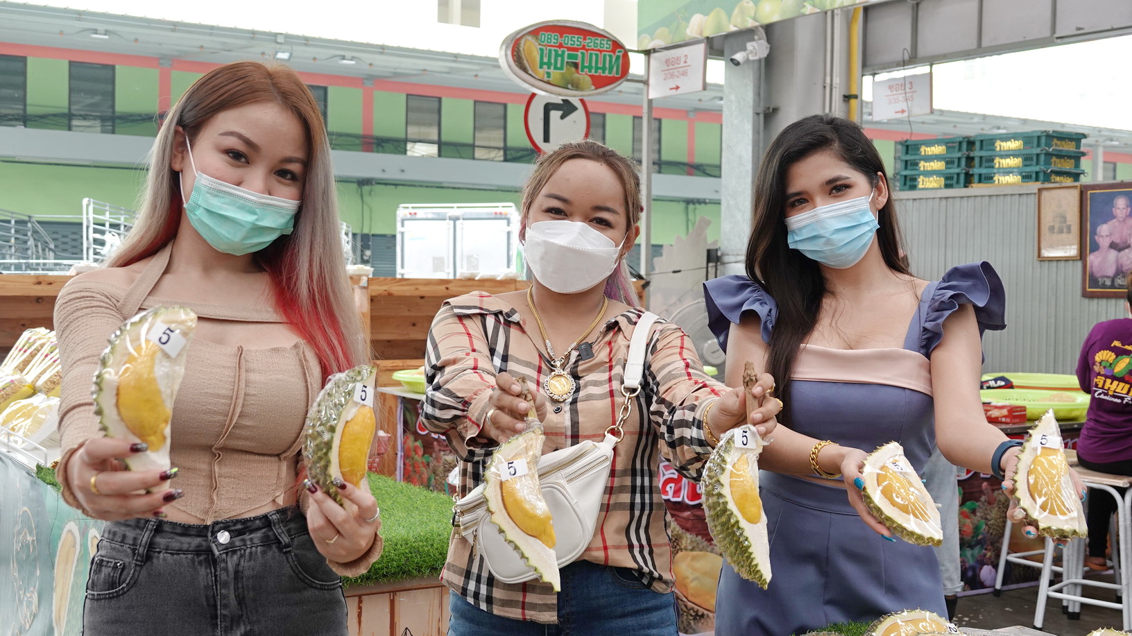 "ตลาดสี่มุมเมือง" ขายทุเรียนพูละ5บาท ฉลองสงกรานต์ 