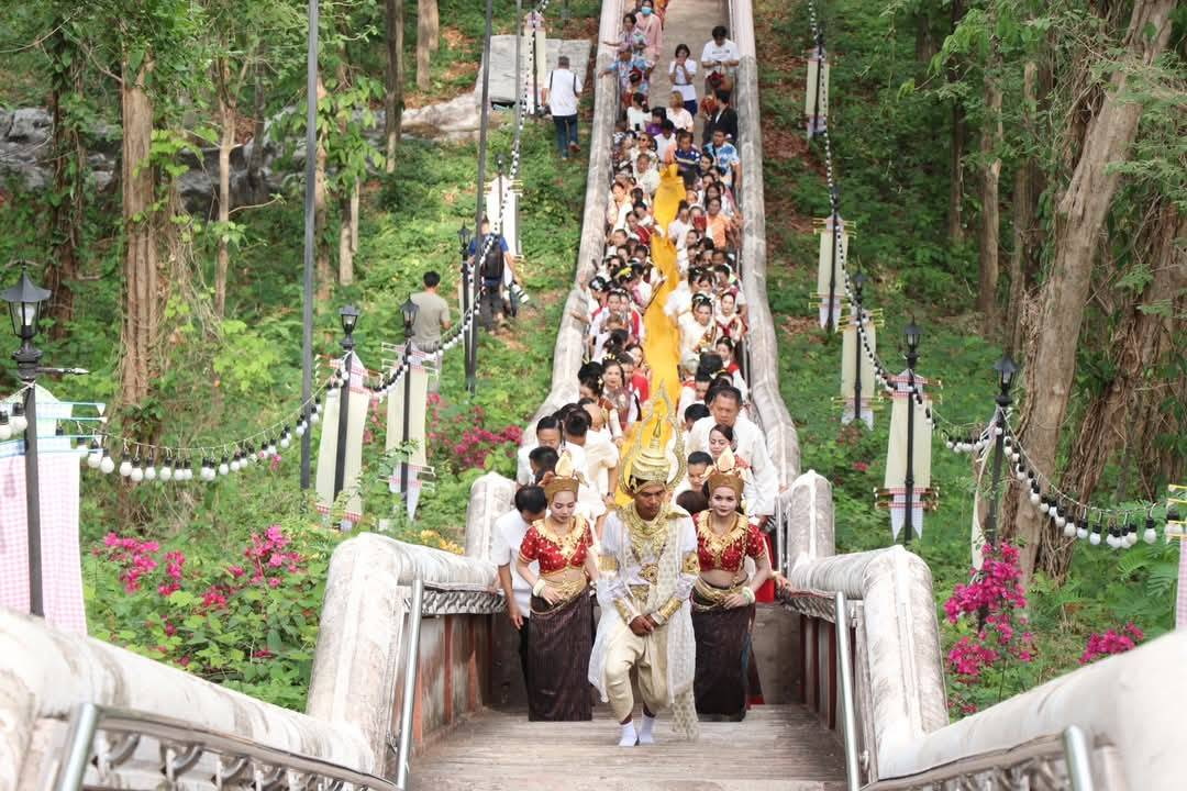 บุรีรัมย์แห่ผ้าอังสะขึ้นเขากระโดงเปลี่ยนองค์ "พระสุภัทรบพิตร" เสริมมงคลสงกรานต์