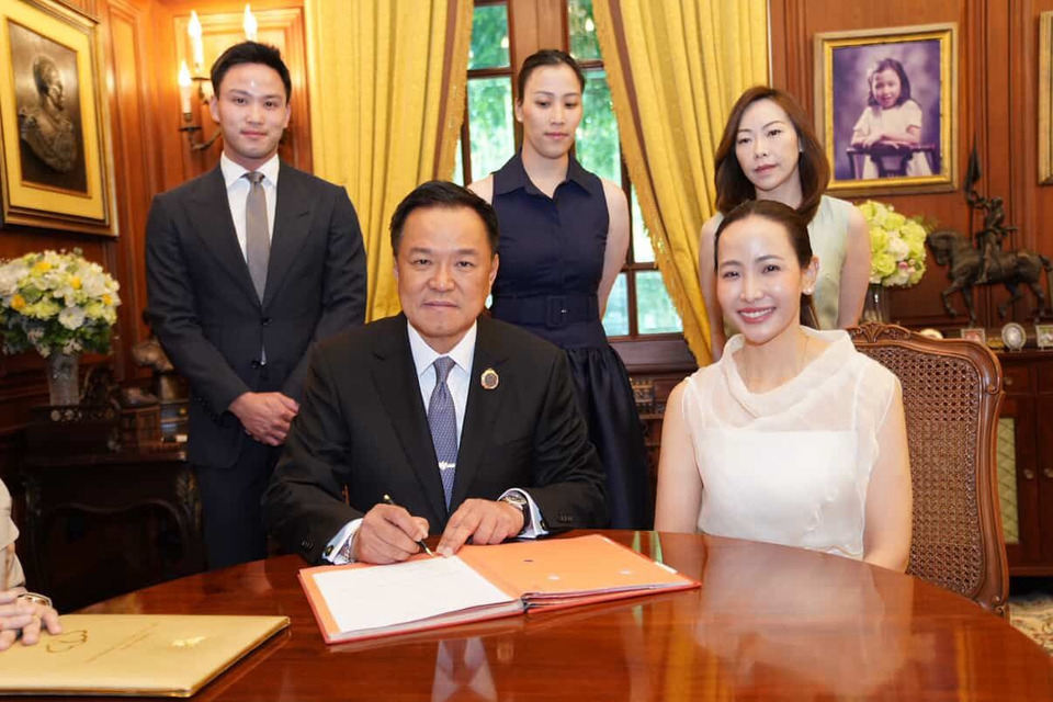 เปิดภาพ “อนุทิน”จดทะเบียนสมรส “จ๋า-ธนนนท์” รับวันแห่งความรัก