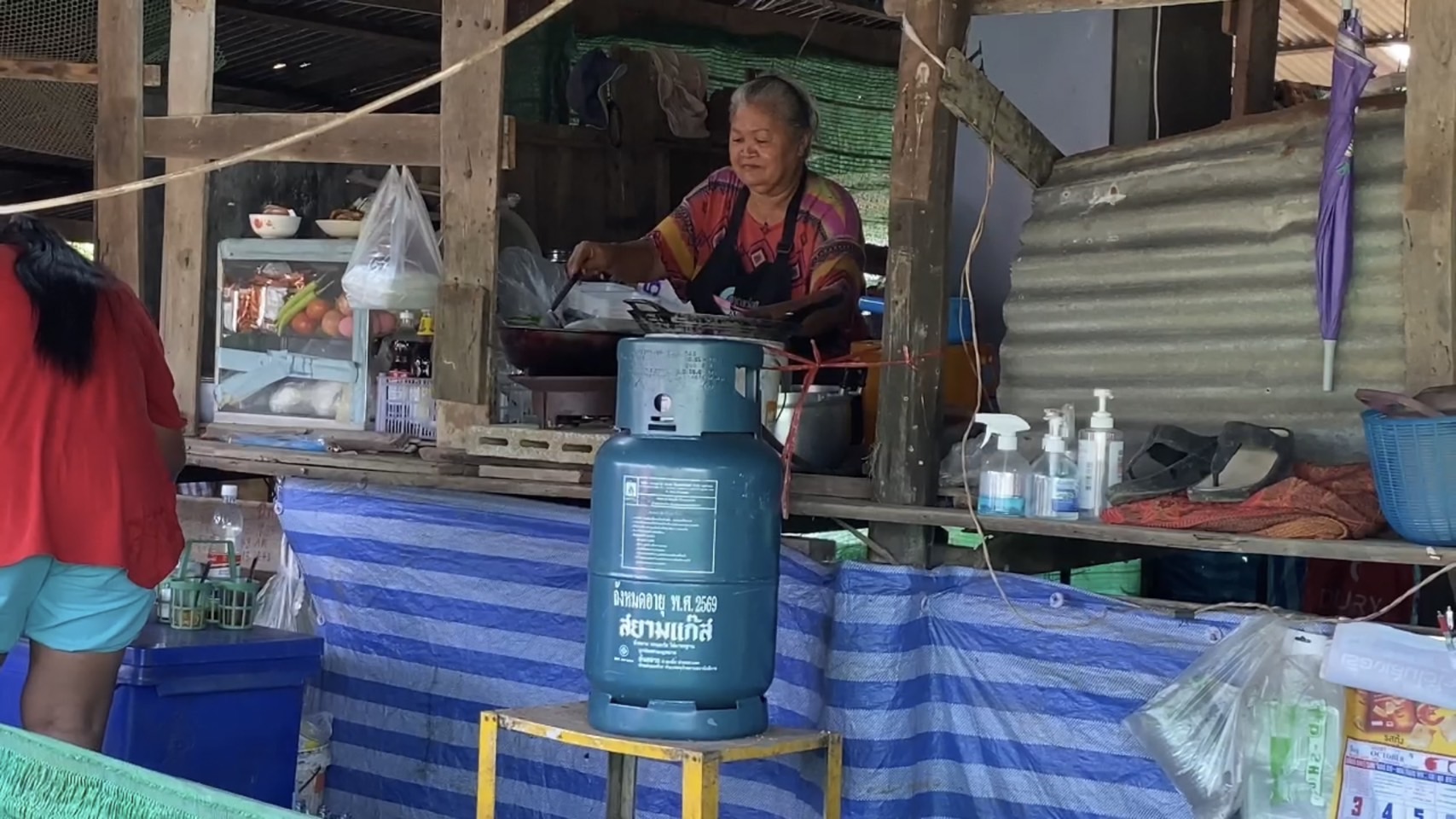  แม่ค้าอาหารตามสั่งเกาะเกร็ดเปิดข้างฝาบ้านชั้น 2 ขายอาหารหลังน้ำท่วมสูง