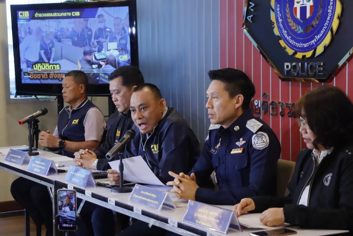 "บิ๊กเต่า" นำทีมแถลงจับกุมนายช่างโยธา เรียกรับเงินออกใบอนุญาตก่อสร้าง 4.2 แสน