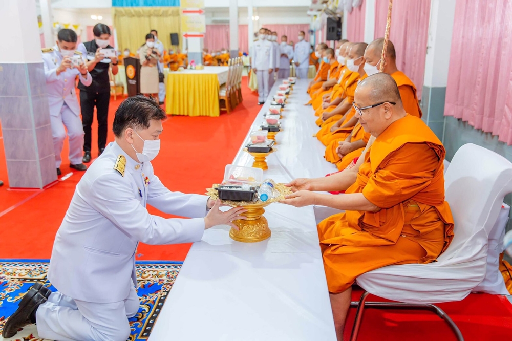 ผู้ว่าฯนครนายก ถวายภัตตาหารพระราชทาน แด่พระภิกษุ สามเณร ในการสอบบาลีสนามหลวง ประจำปี 2566