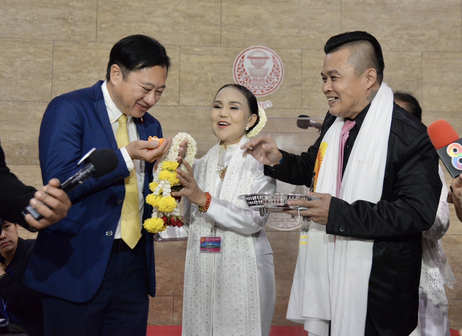 "กลุ่มพิราบขาว" มอบเครื่องราง-ด้ายสายสิญจน์ ให้ ส.ว.หลัง "กกต." ยื่นศาล รธน.สอย "พิธา"