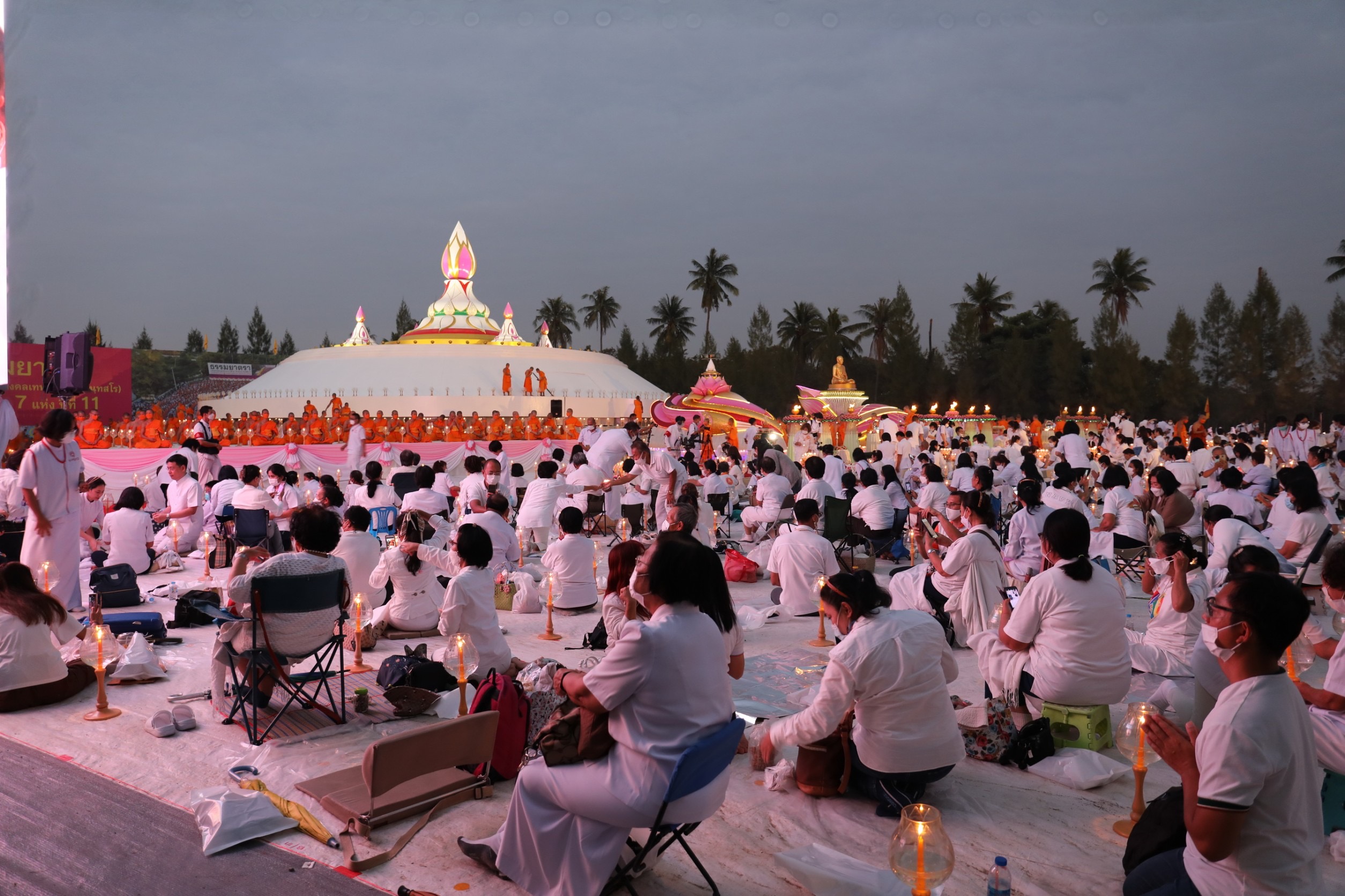 พระสงฆ์บวชใหม่ 1,139 รูป และพสกนิกร ร่วมถวายพระพร เจ้าฟ้าพัชรกิติยาภาฯ ให้หายจากพระอาการประชวร