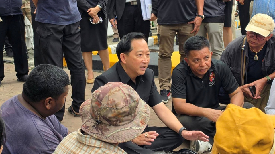 พีมูฟบุก มท. จี้แก้ปัญหาที่ดินทำกิน เกิดชุลมุนดันโล่ อส. กระจกแตก ก่อนยุติชุมนุม นัดถก 19 ส.ค.