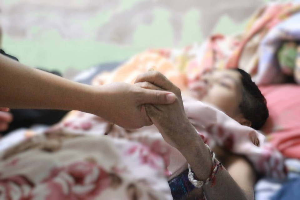 ประกันสังคมอ่างทอง ช่วยครอบครัวผู้ป่วยติดเตียง ดูแลเด็กถูกรถชน–ผู้พิการทางสมอง 