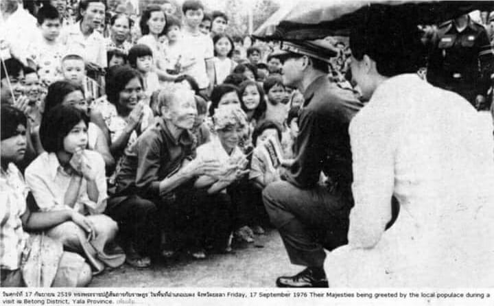 ชาวเบตงแสดงความอาลัยถวาย  "สมเด็จพระบรมราชชนนีพันปีหลวง" เสด็จสู่สวรรคาลัย