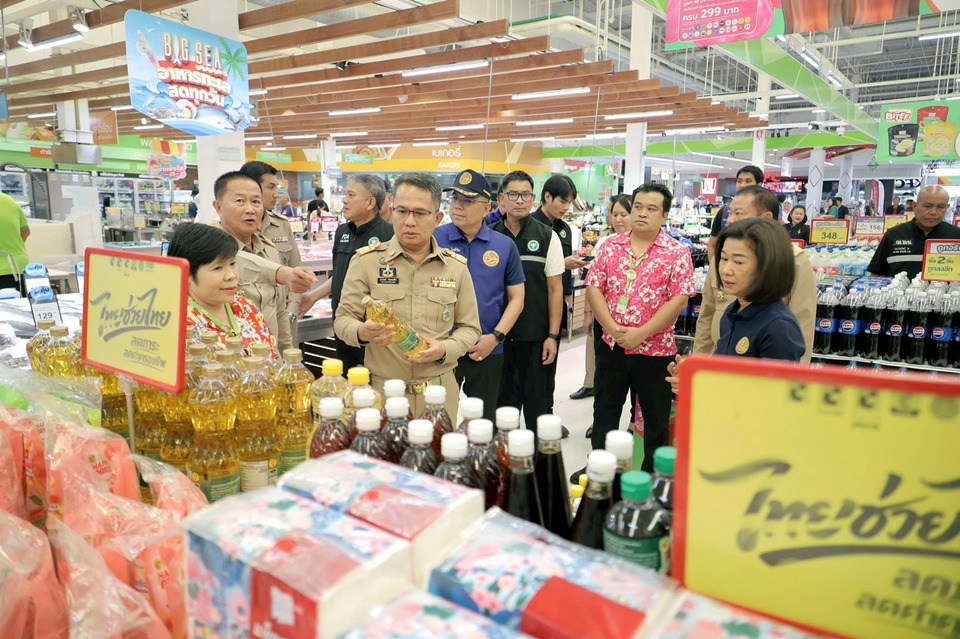 ผู้ว่าฯกาฬสินธุ์ ลงพื้นที่ตรวจสินค้า “ไทยช่วยไทย” ลดค่าครองชีพ ยา-อุปโภคไม่ขาดตลาด