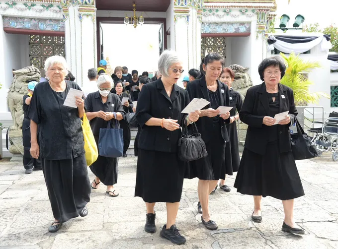 พสกนิกรทั่วทุกสารทิศ เข้ากราบถวายบังคมพระบรมศพพระพันปีหลวง  25 พ.ย. ปิดจุดคัดกรองเวลา 13.00 น.