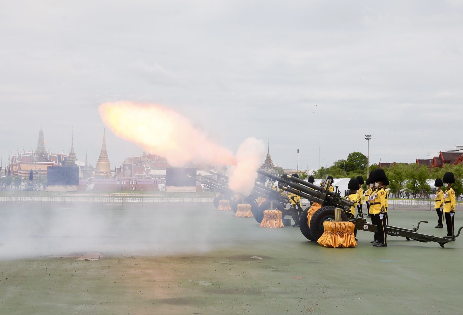 "3 เหล่าทัพ" พร้อมใจยิงสลุตหลวง 21 นัด เฉลิมพระเกียรติ  สมเด็จพระนางเจ้าฯ พระบรมราชินี