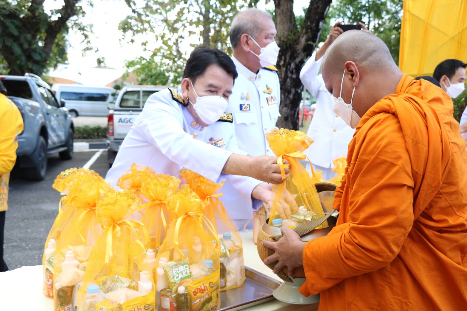 รองผู้ว่าฯสตูล นำทุกภาคส่วนร่วมทำบุญตักบาตร  ถวายเป็นพระราชกุศลเนื่องในวันพ่อแห่งชาติ 
