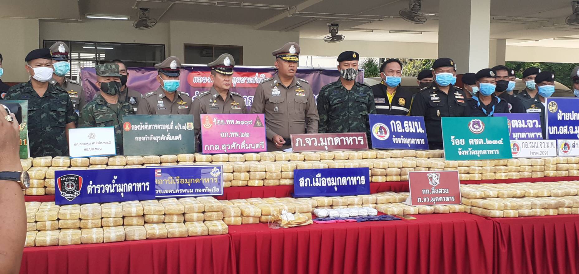 ตำรวจมุกดาหารจับผู้ต้องหายาเสพติดได้โดยละม่อมพร้อมขยายผลผู้ที่หลบหนีและกระทำผิดต่อไป